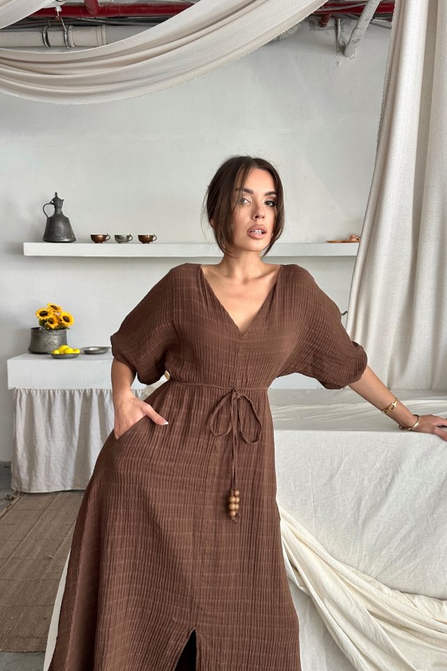 V YAKA BEL BONCUK BAĞLAMALI MÜSLİN ELBİSE YIRTMAÇ DETAYLI - Kahverengi