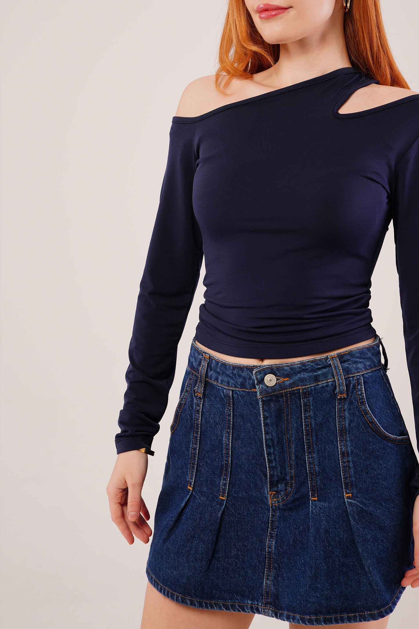 Omuz Dekolte Detaylı Lacivert Bluz