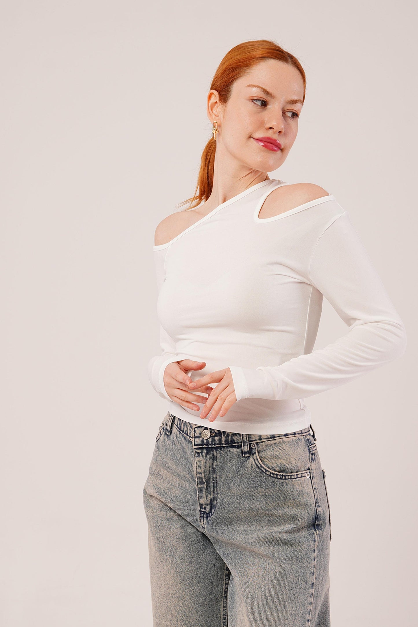 Omuz Dekolte Detaylı Beyaz Bluz