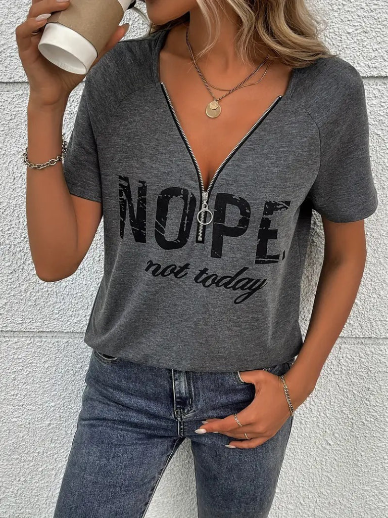 Kadın Kısa Kollu önden Fermuarlı Yazı Baskılı Viskon Bluz