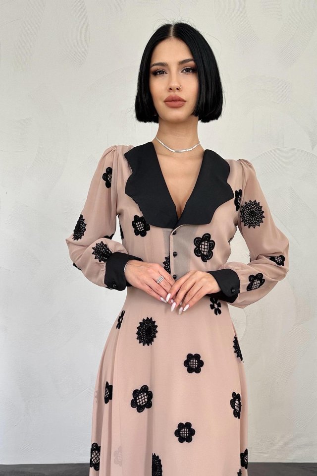 Vizon Yaka Nakışlı Elbise