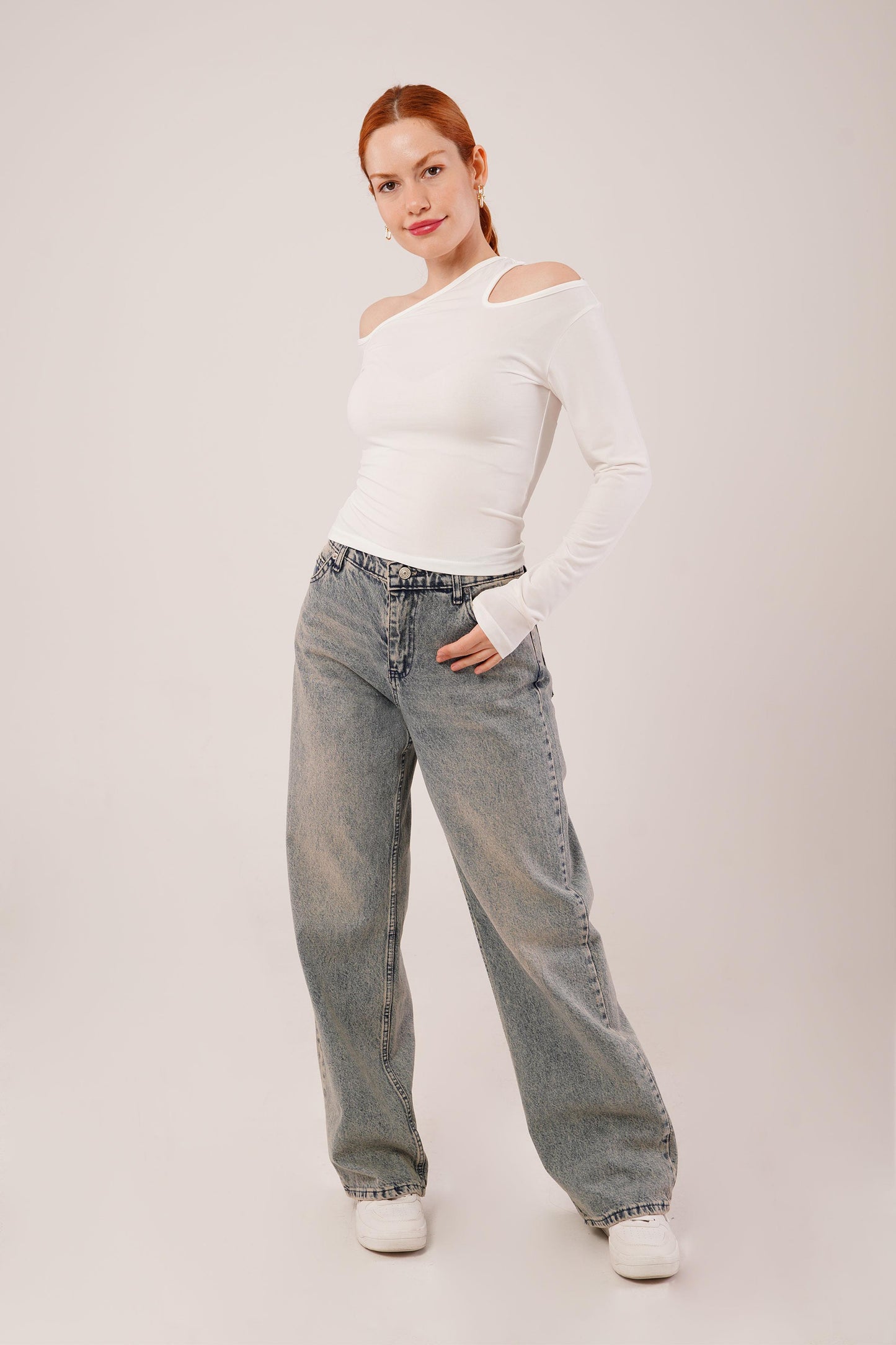 Omuz Dekolte Detaylı Beyaz Bluz