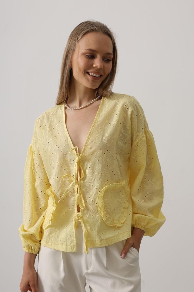 Kalp Detaylı Bağlamalı Brode Bluz - Sarı