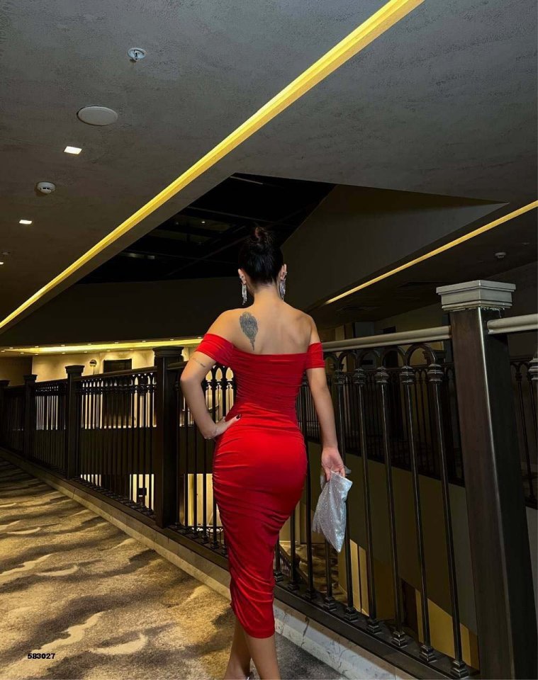 Kadın Madonna Yaka Sandy Kumaş Büzgü Detay Midi Boy Elbise