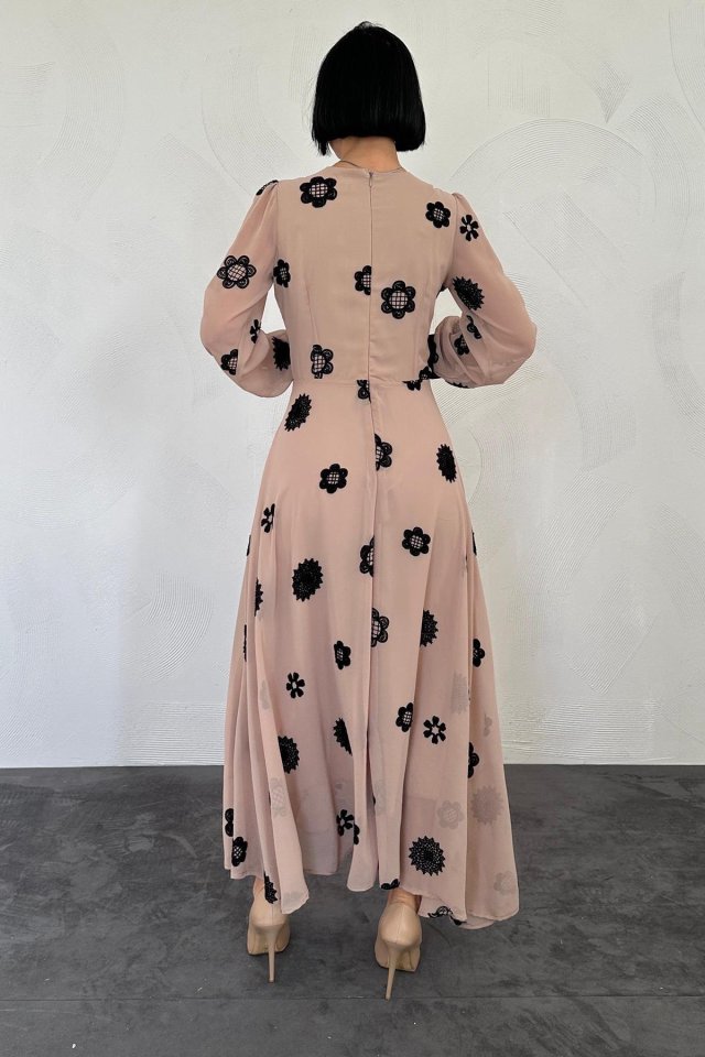 Vizon Yaka Nakışlı Elbise