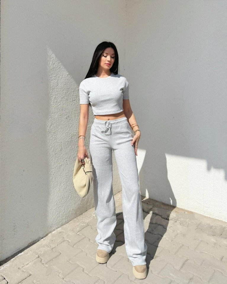 Kadın Kısa Kollu Bluz Ve Yüksek Bel Bol Baça Pantolon Ikili Takım