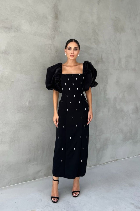 Siyah İşlemeli Kolu Garnili Elbise