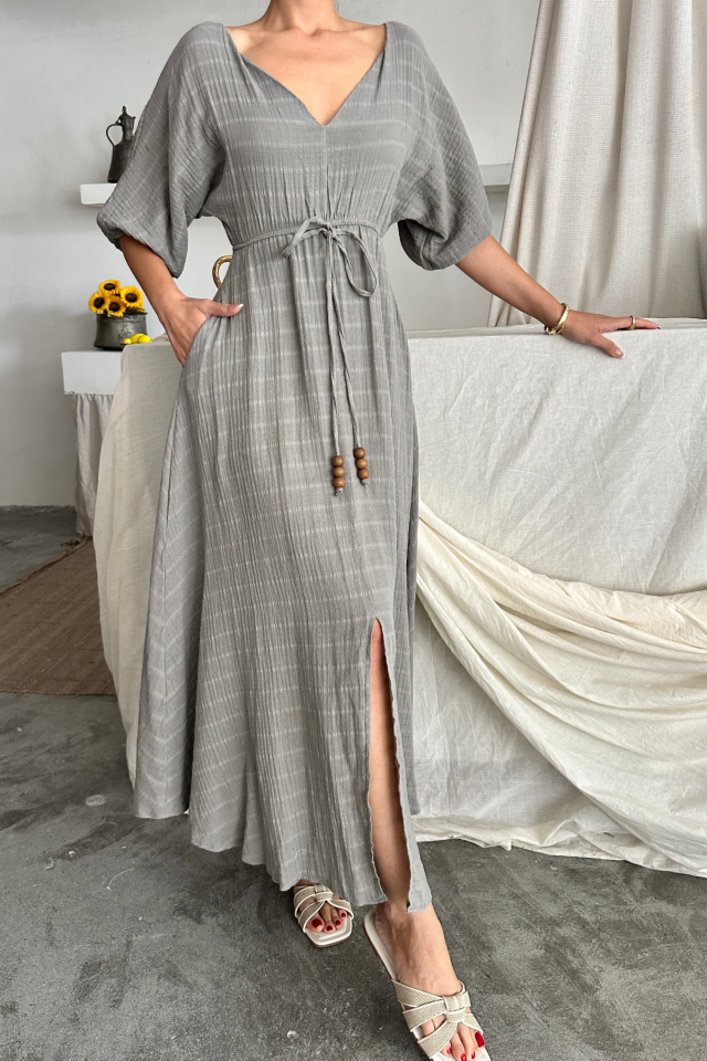 V YAKA BEL BONCUK BAĞLAMALI MÜSLİN ELBİSE YIRTMAÇ DETAYLI - Gri